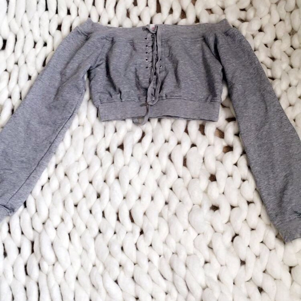 •cropped sweat shirt off shoulder